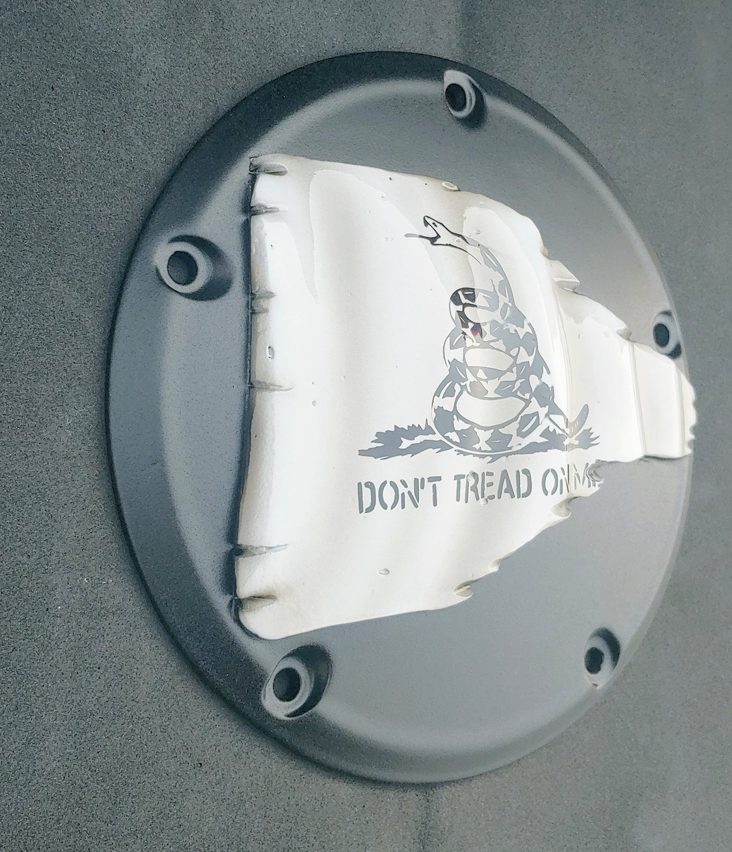 Don't tread on me flag on Harley derby cover