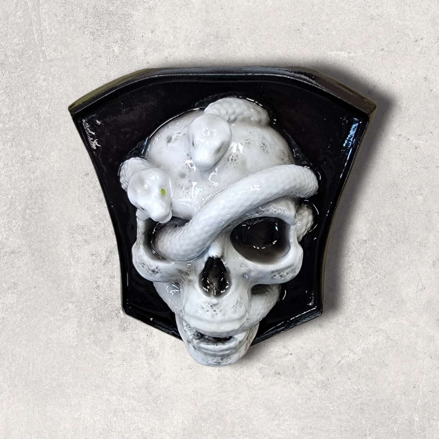 3D Skull and snakes side-mounted horn cover