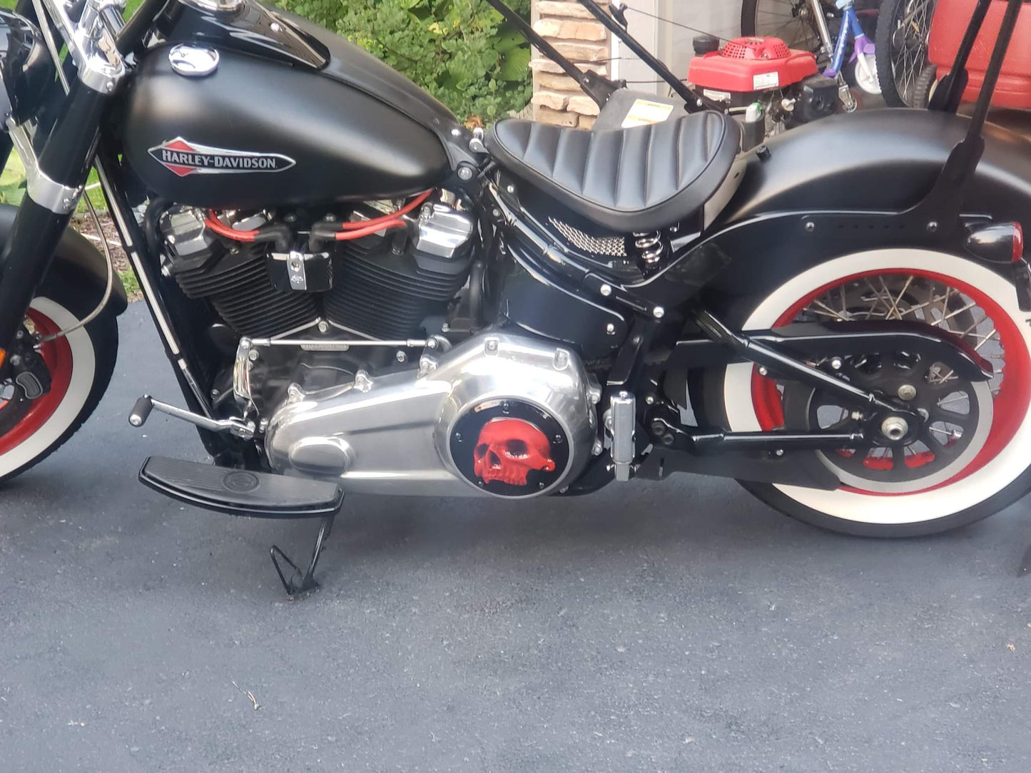 Harley Davidson derby cover and point covers of twisted red skull